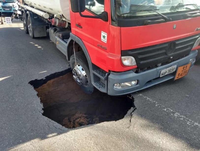 Via segue parcialmente interditada após abertura de cratera em Manaus
