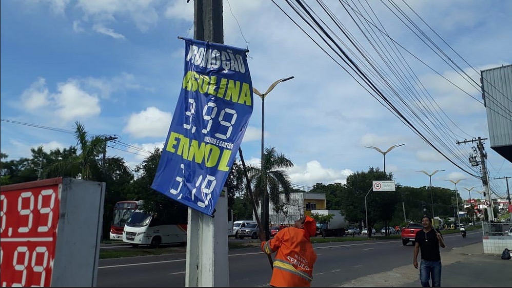 Mais de 200 propagandas irregulares são retiradas de avenida em Manaus