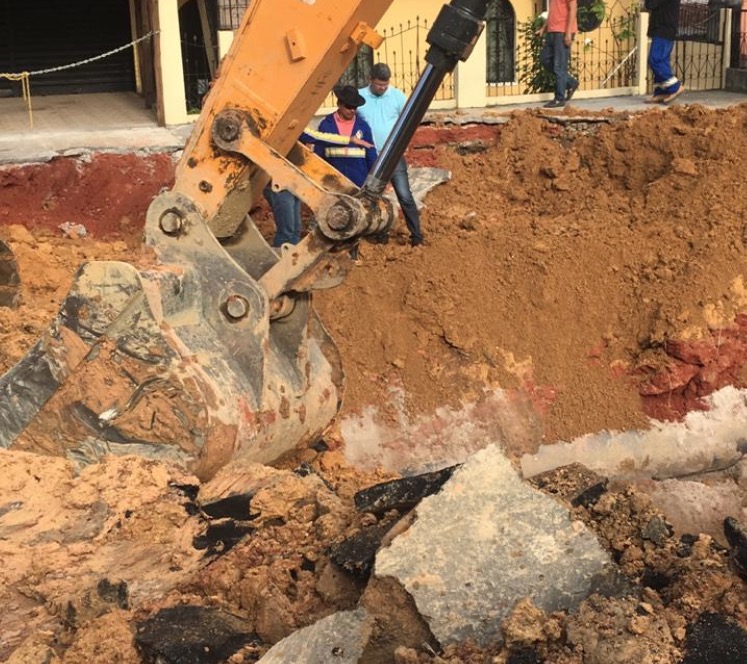 Rompimento em galeria segue sem solução e moradores sofrem com falta de água em Manaus