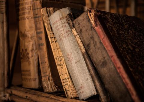 Livro é devolvido a biblioteca após 42 anos de atraso 