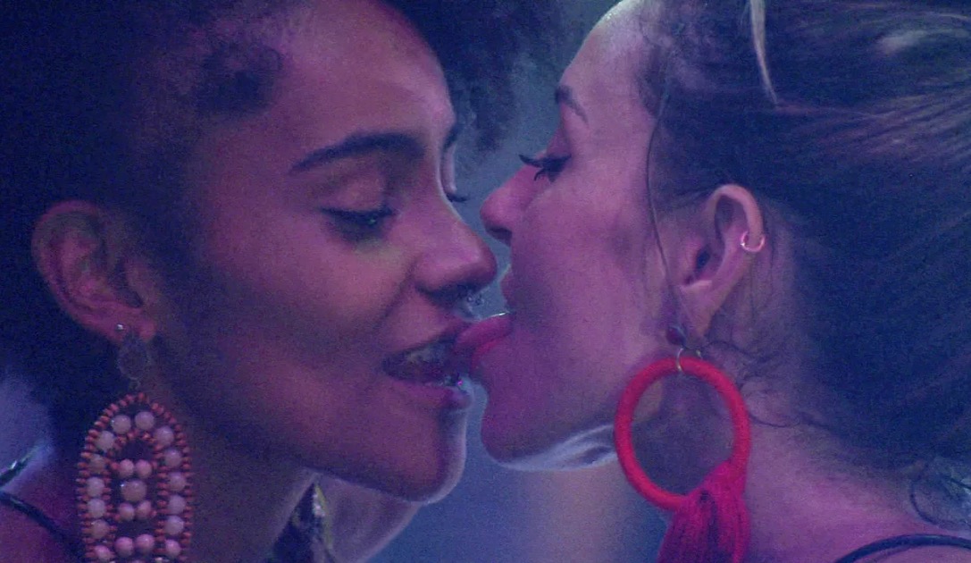 BBB 19: Paula lambe boca de Gabriela durante festa