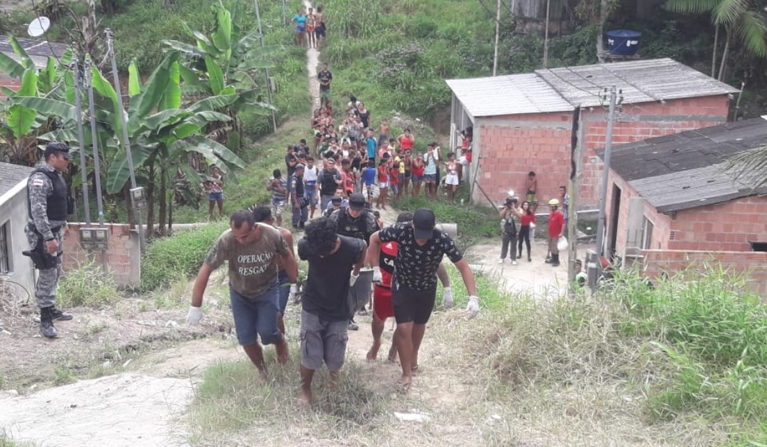 Corpo é encontrado em cova em invasão de Manaus