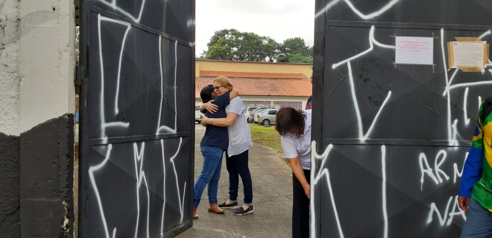 Sobreviventes de massacre são recebidos com flores por psicólogos em Suzano