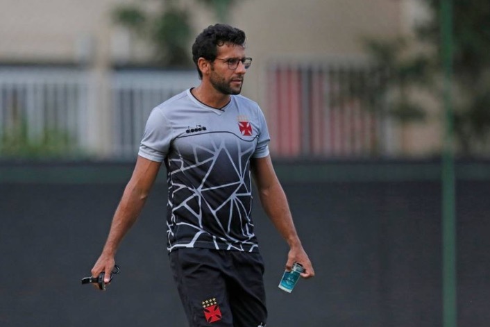 Vasco enfrenta Resende fora de casa para ficar mais perto da semi da Taça Rio