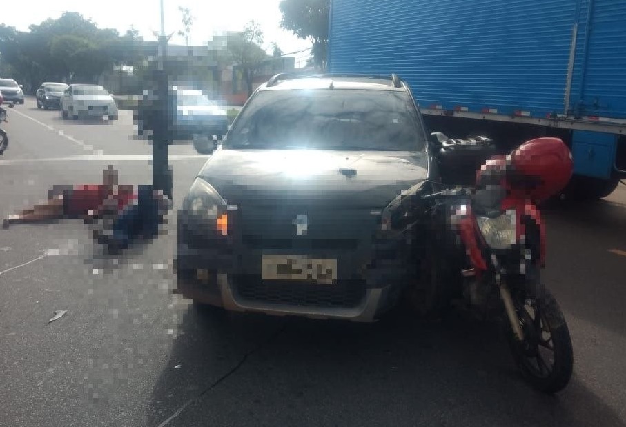 Acidente envolvendo carro e motocicleta deixa dois ferido em avenida de Manaus