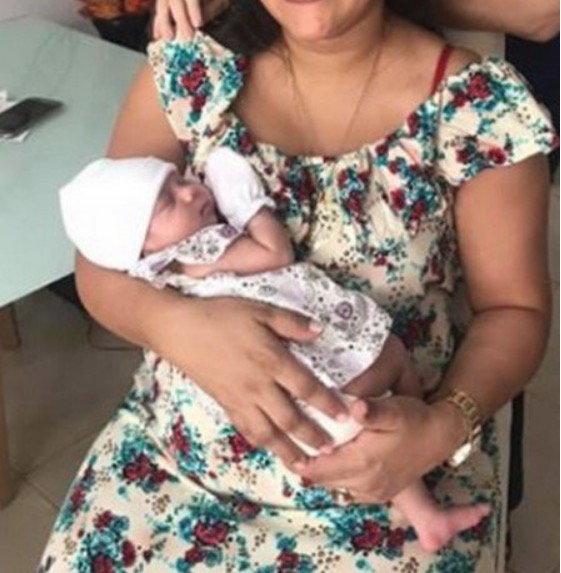 Bebê nasce com feto dentro do abdômen em caso raro de gravidez