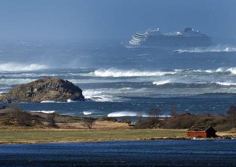 Cruzeiro fica à deriva no mar da Noruega; equipes trabalham no resgate de 1,3 mil