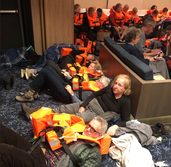 Cruzeiro sofre pane e deixa mais de 1.200 passageiros à deriva em alto mar 