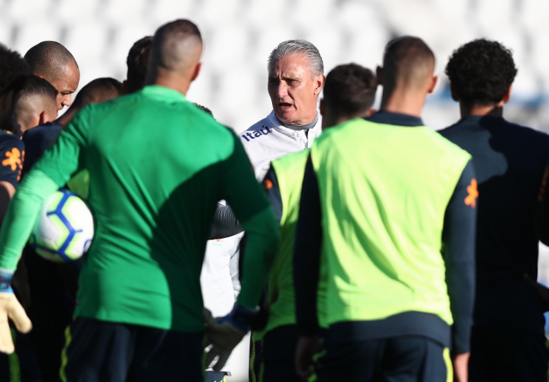Tite começa a sentir pressão no comando da seleção brasileira