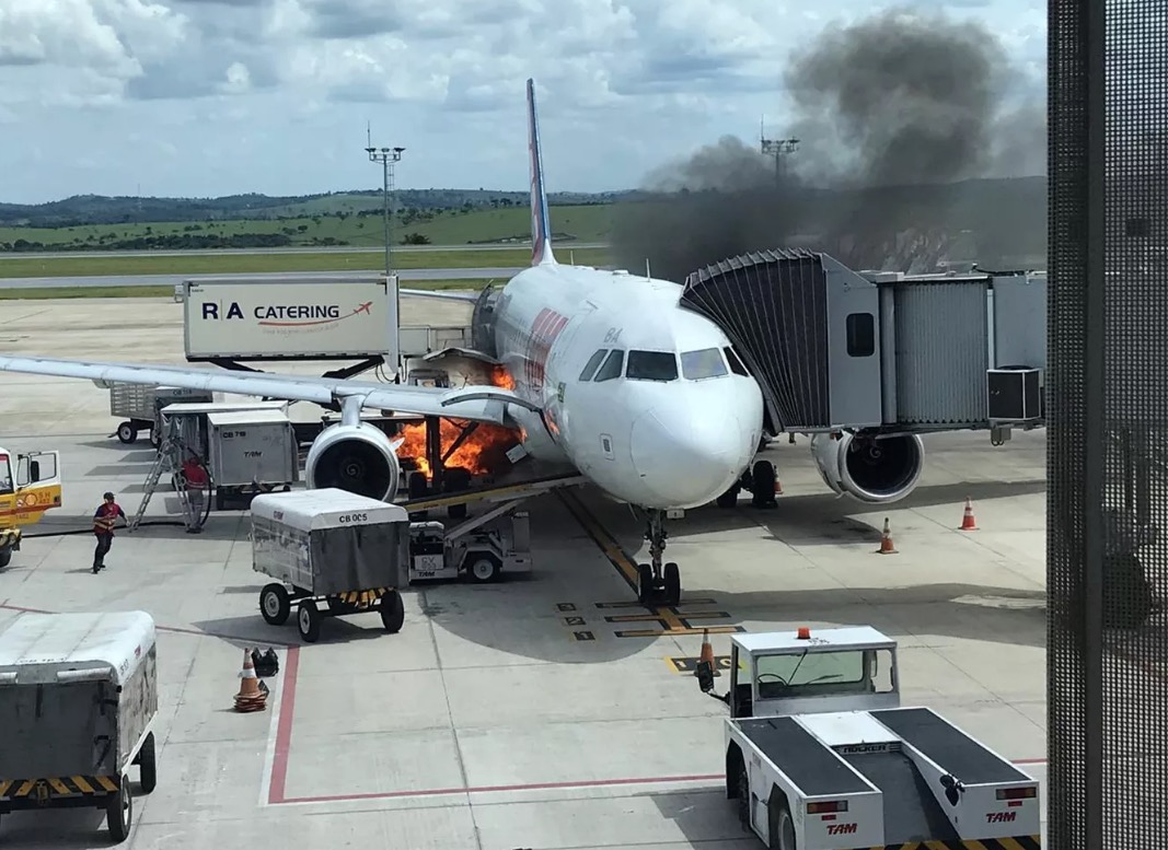 Esteira de bagagem da Latam pega fogo ao lado de aeronave no aeroporto de Confins