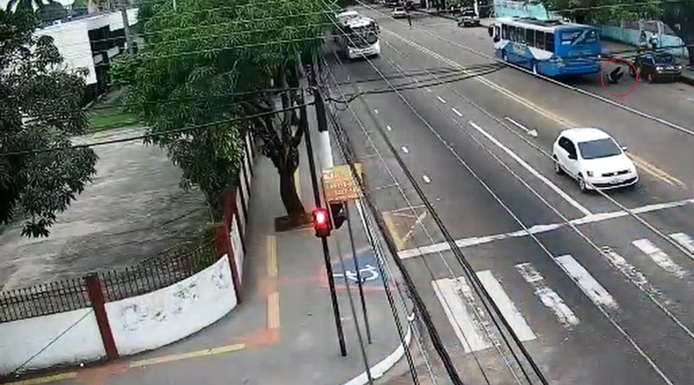 Professora é arremessada de ônibus em movimento 