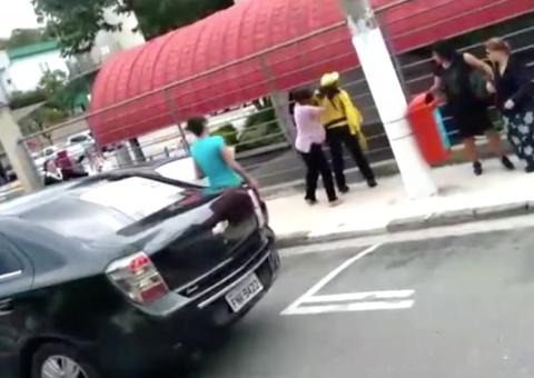 Vídeo flagra grávida e marido agredindo agente de trânsito após serem multados