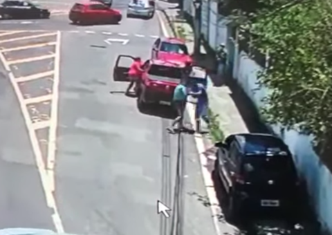 Vídeo: Homem reage a assalto e luta contra assaltantes em Manaus  