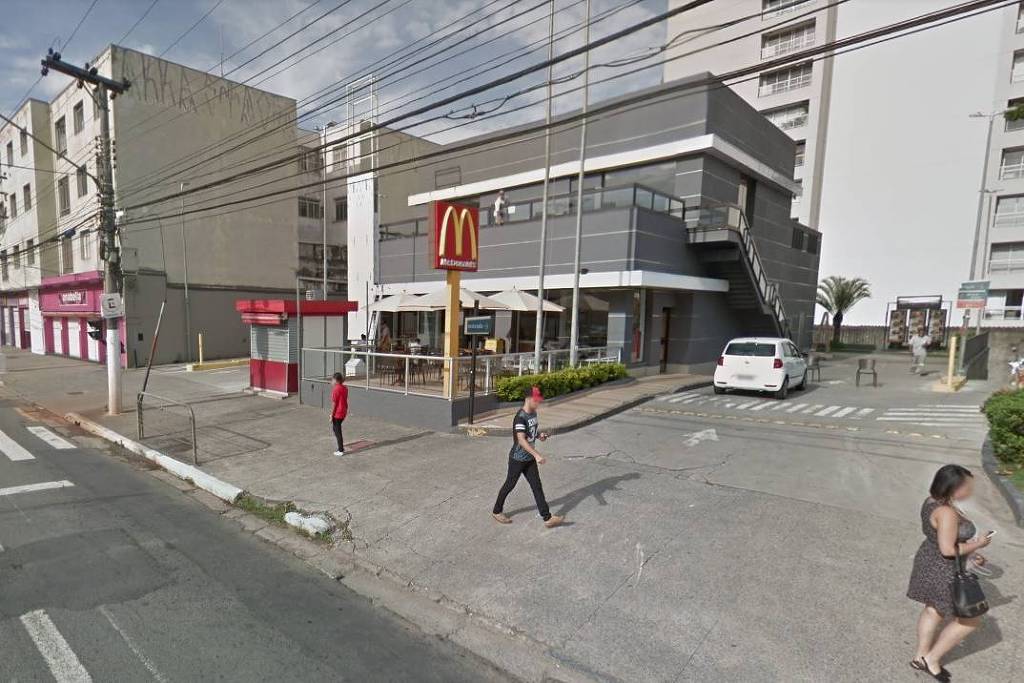 Mulher é impedida de comprar sorvete para filhos em loja do McDonald's