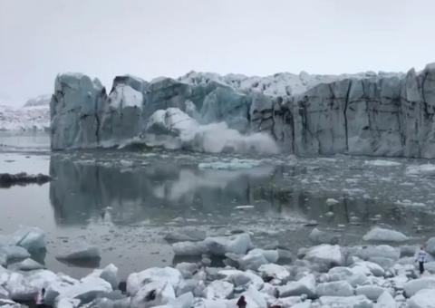 Geleira desaba durante visita e causa pânico entre turistas; confira vídeo