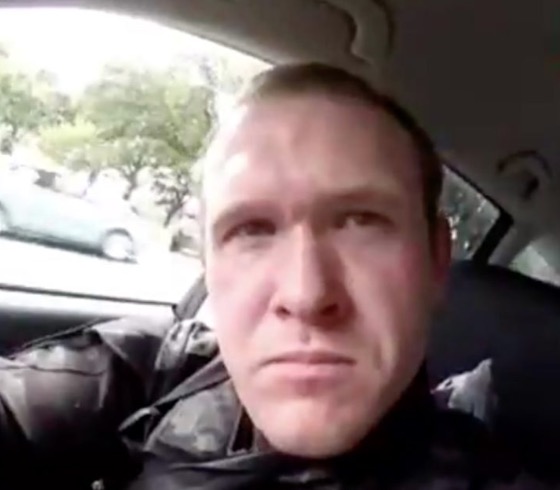 Atirador de massacre em mesquitas na Nova Zelândia vai responder por 50 homicídios