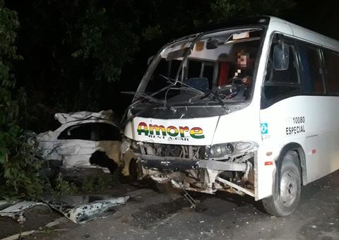 Veja fotos do grave acidente entre carro e micro-ônibus em Manaus