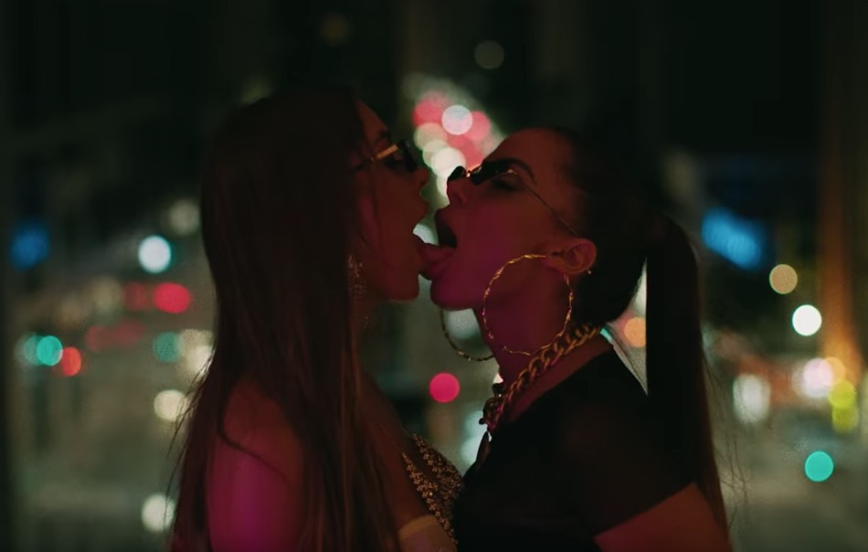 Anitta lança ‘Kisses’ com beijo lésbico e sem pudor; veja clipes