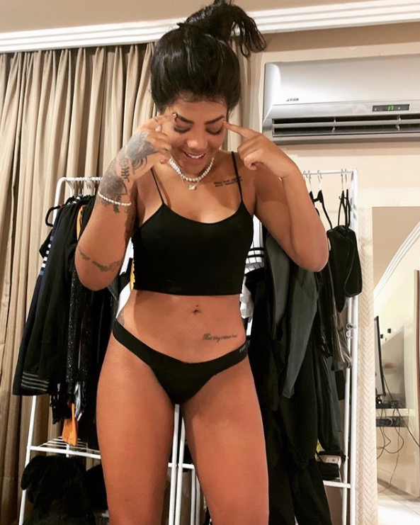 Ludmilla posa de calcinha e dispara: ‘tô locona’