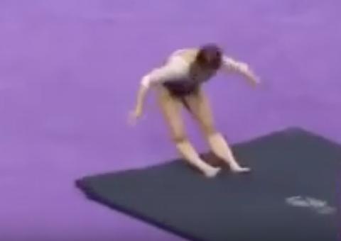 Vídeo: ginasta quebra as pernas em competição 
