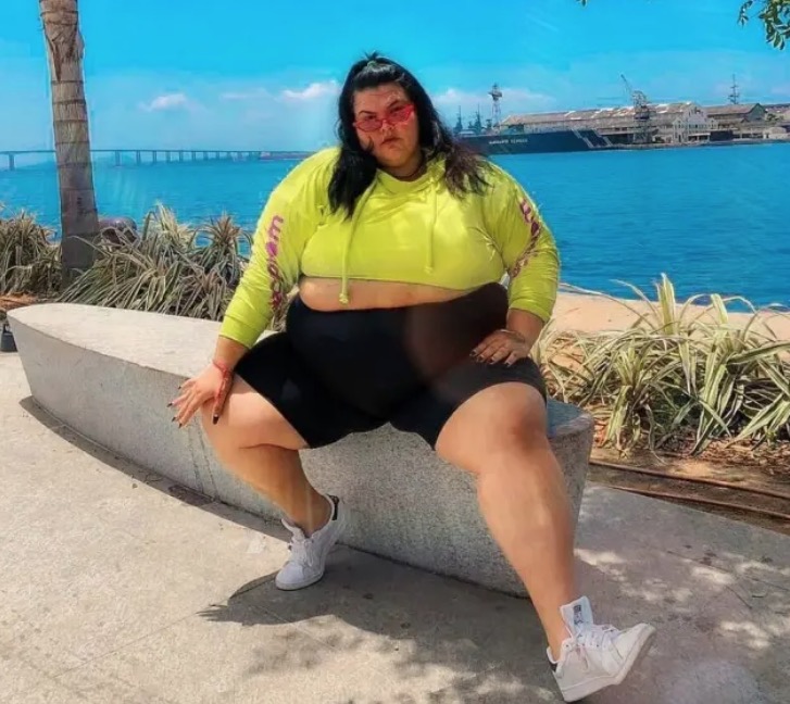 Dançarina de Anitta responde comentário gordofóbico de Danilo Gentili