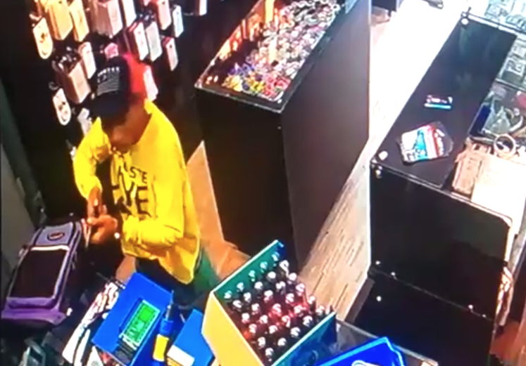 Vídeo: Assaltantes roubam mais de R$ 20 mil em celulares de loja em Manaus