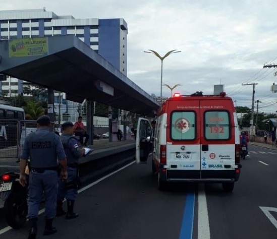 Mulher é atropelada ao tentar atravessar avenida perto de passarela em Manaus
