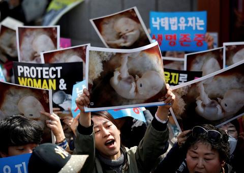 Coreia do Sul retira proibição ao aborto