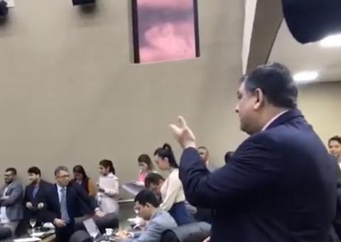 Deputado debocha de colega mandando beijinho e a chamando de linda na Aleam