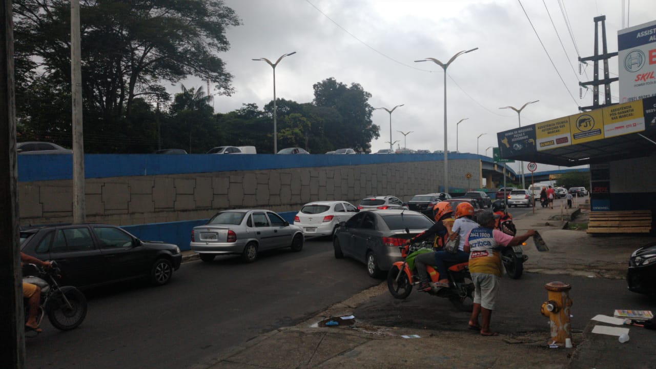 Carreta em pane mecânica paralisa trânsito em avenidas de Manaus