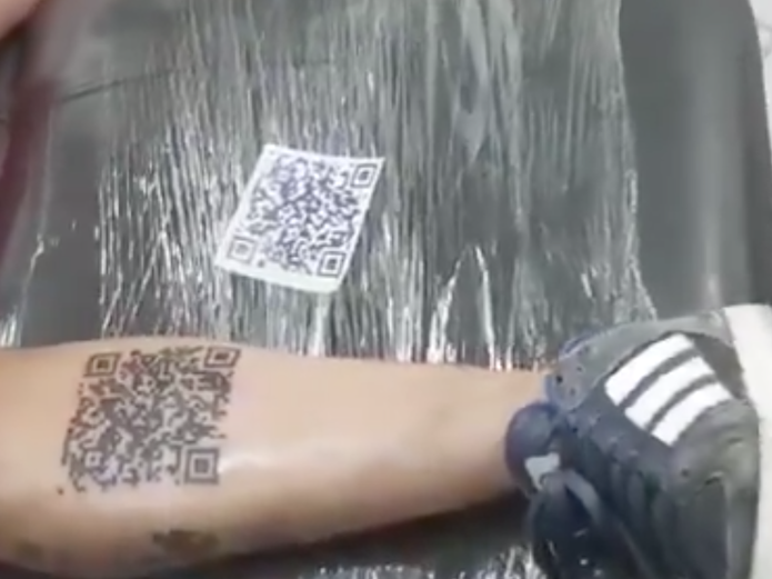 Homem tatua QR Code para assistir gols do River Plate