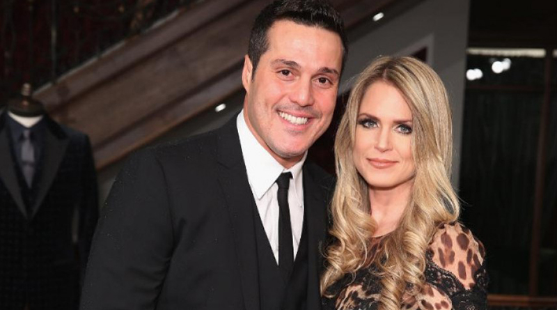 Com 16 anos de casados, Júlio César enfrenta metrô para levar flores a Susana Werner