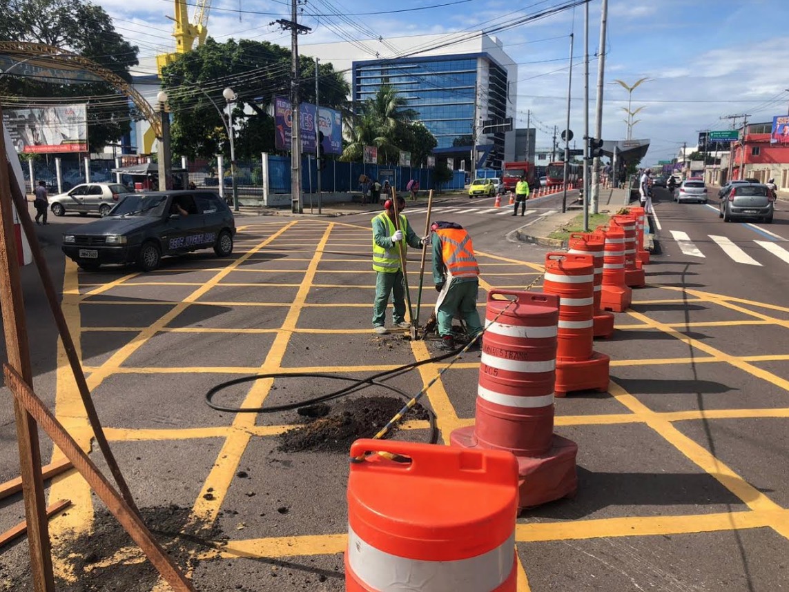 Prefeitura interdita trecho da avenida Constantino Nery alterando trânsito e rotas de ônibus