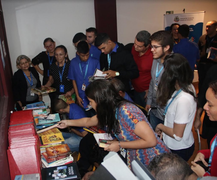 Feira Solidária no Tribunal de Contas tem doação de mil livros em Manaus