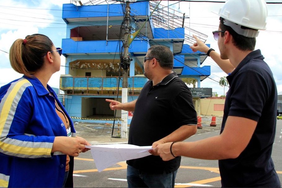 Prefeitura inicia demolição de imóveis para continuar obra na avenida Constantino Nery