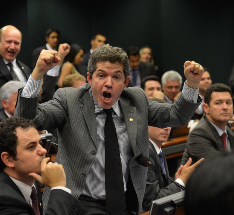 Líder do PSL defende militares e diz que Bolsonaro tem que dar um basta no ‘astrólogo’ Olavo