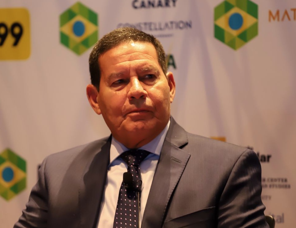 Mourão: 'Olavo deve se limitar à função que desempenha bem, de astrólogo'