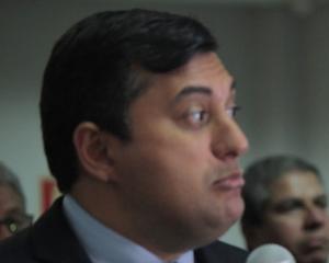 Wilson, o tigrão que ameaça chutar a porta de Guedes em Brasília e o tchutchuca que não consegue ouvir os professores