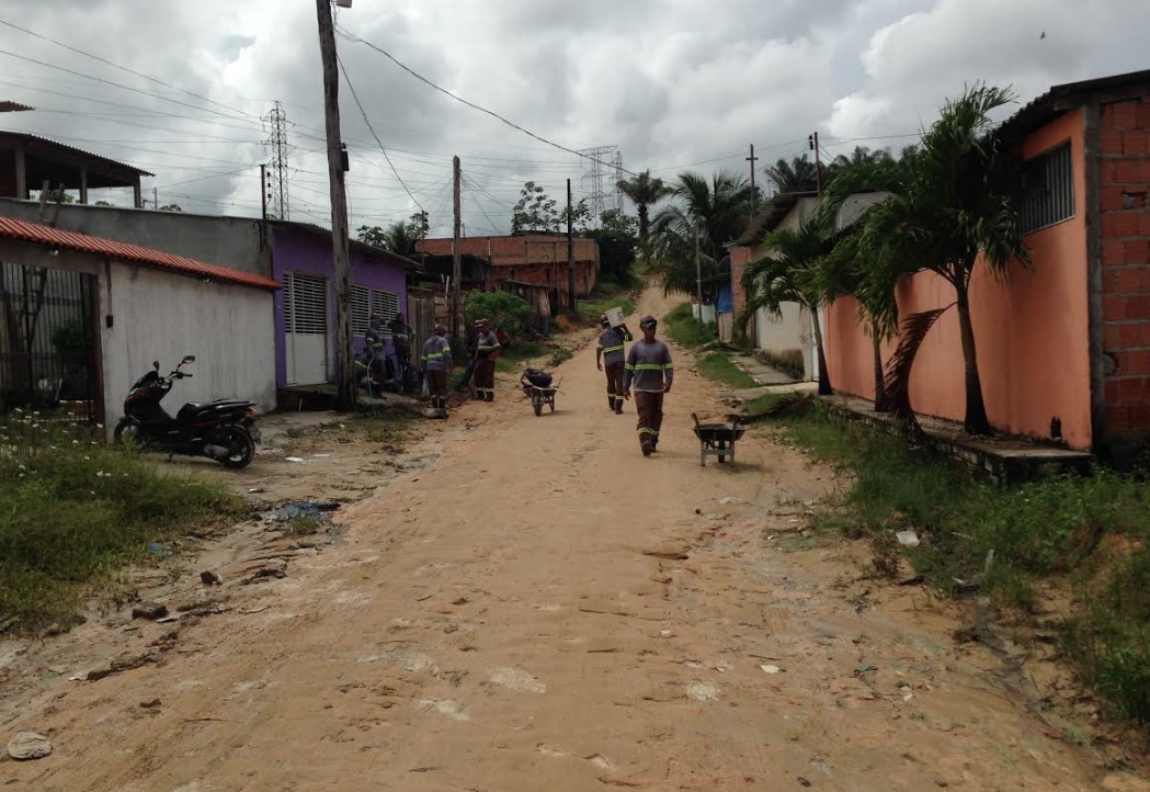Técnicos vistoriam obra que levará água tratada a mais de mil pessoas da zona Norte de Manaus 