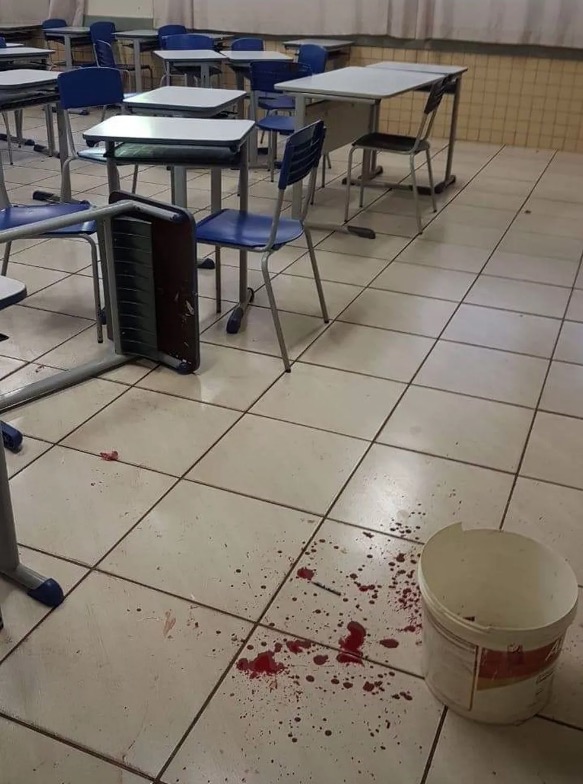 Professor é esfaqueado por aluno dentro de sala de aula