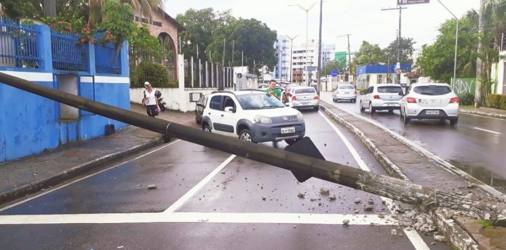 Poste cai sobre muro de escola e interdita trecho de avenida em Manaus