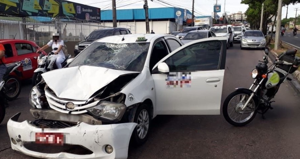 Acidente entre carro e motocicleta em avenida de Manaus deixa uma pessoa ferida