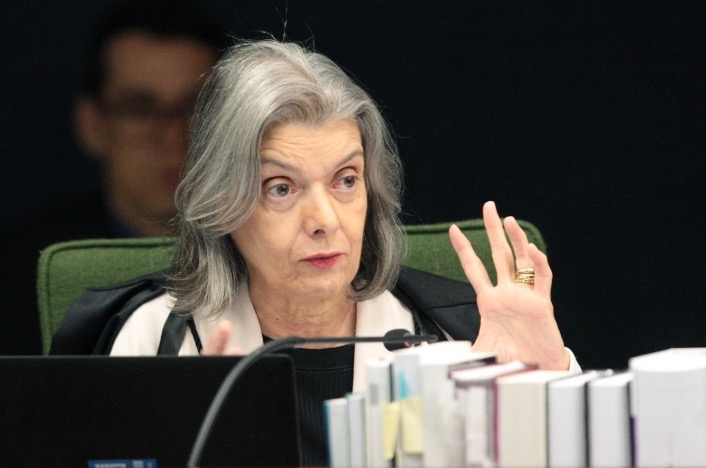 Cármen Lúcia suspende ação que permite oferecer a 'cura gay'