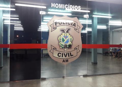 Jovem corre ensanguentado após ser baleado e morre na frente de igreja em Manaus