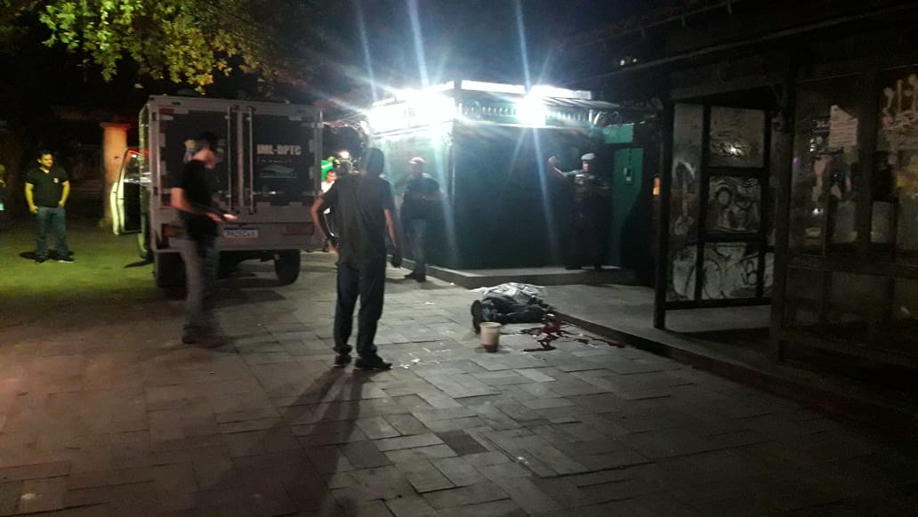 Venezuelano é surpreendido por grupo e morto a tiros em praça de Manaus