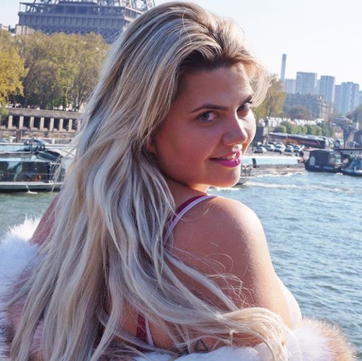 Musa plus size posa nua e protesta: 'Por mais manequins 46 na passarela'