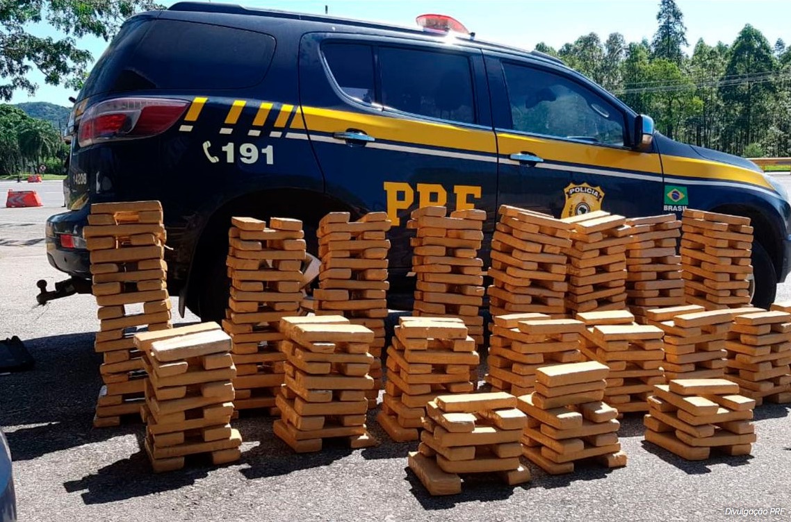 Casal é preso com meia tonelada de maconha em rodovia federal 