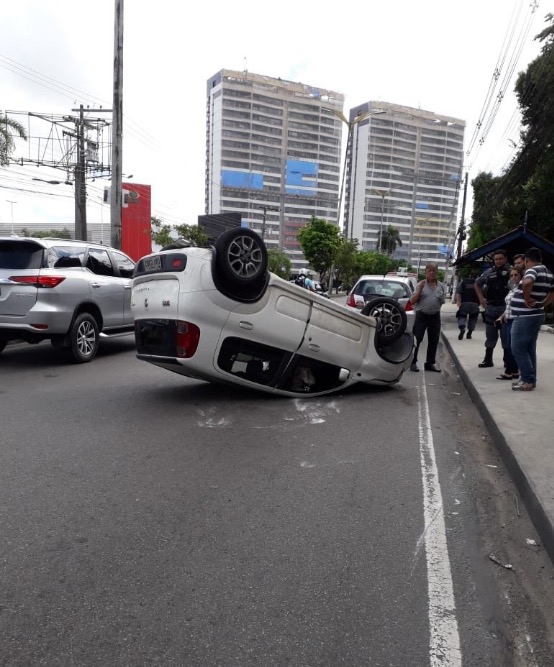 Carro capota em avenida de Manaus após motorista perder o controle