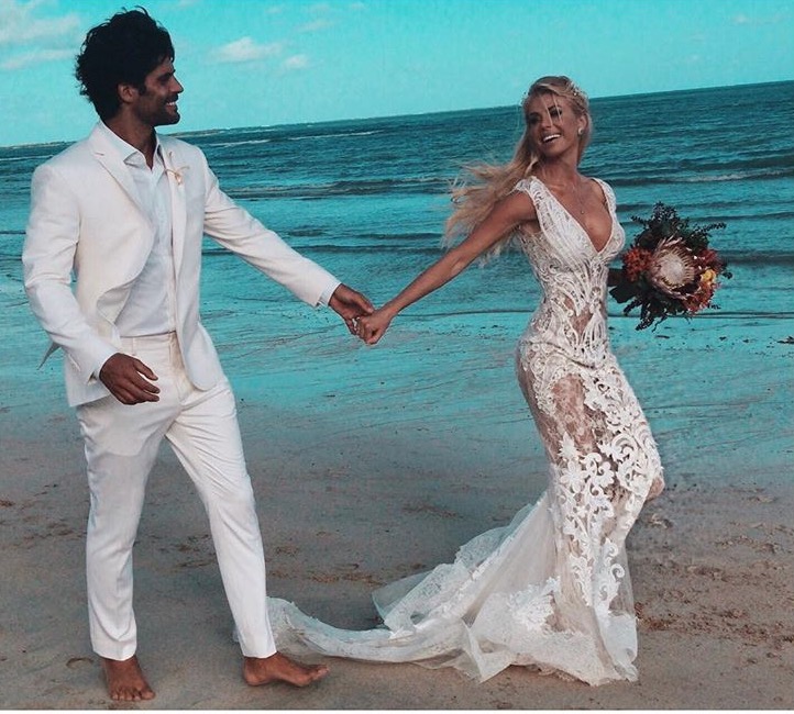 Marido de Caroline Bittencourt pulou no mar para tentar salvá-la e ficou à deriva 