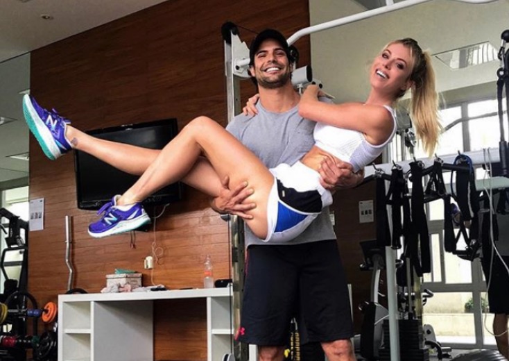 Marido de Caroline Bittencourt nadou 3 horas para se salvar 